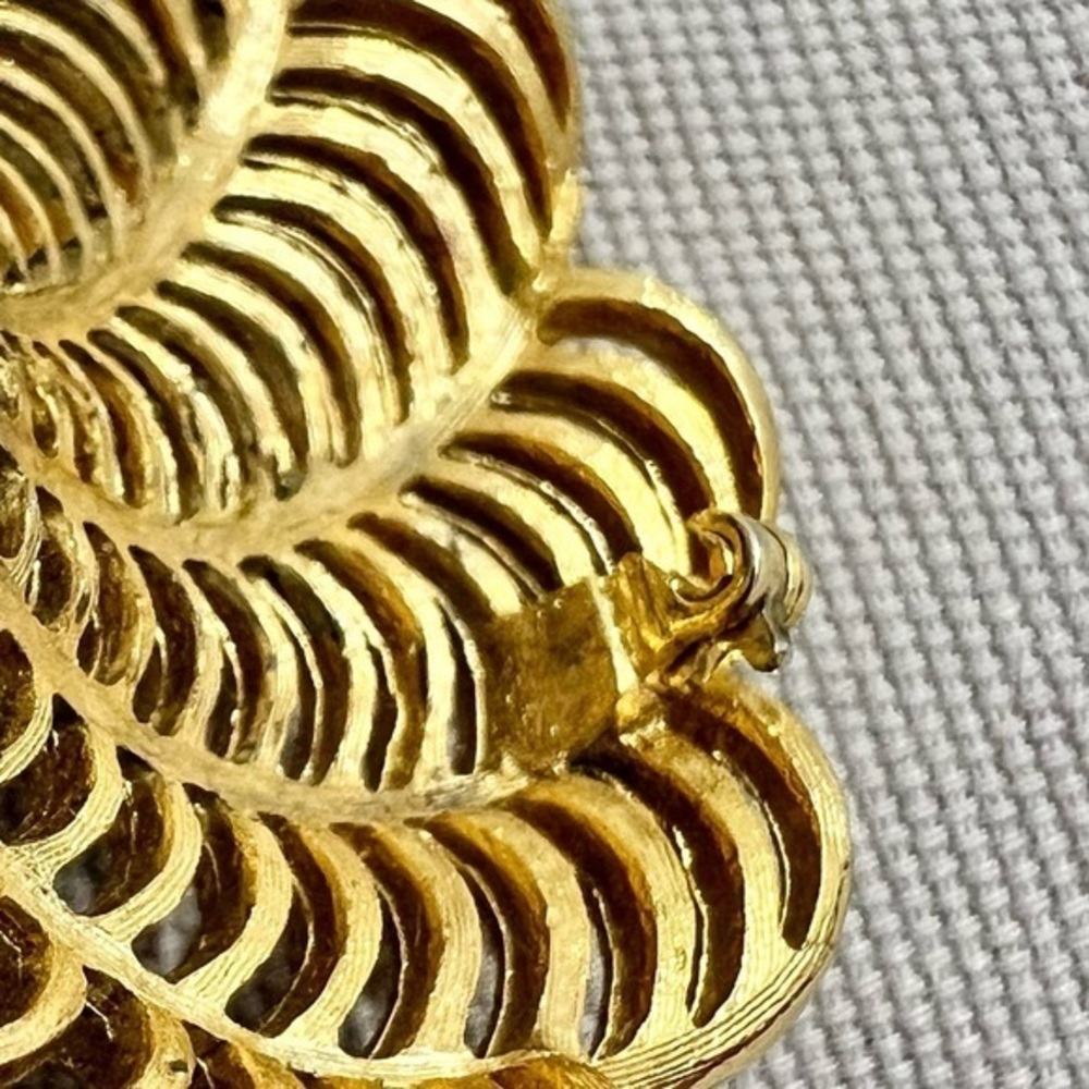 Vintage costume jewelry - gold tone and Pearl Brooch - Picture 5 of 10